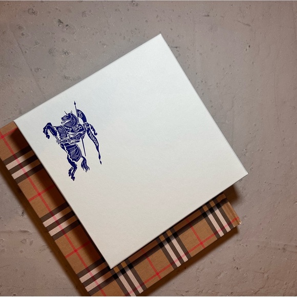 BURBERRY Two-Tone Cashmere Blend knitted Beanie Tan White Logo Print Hat - NEW - Picture 9 of 9